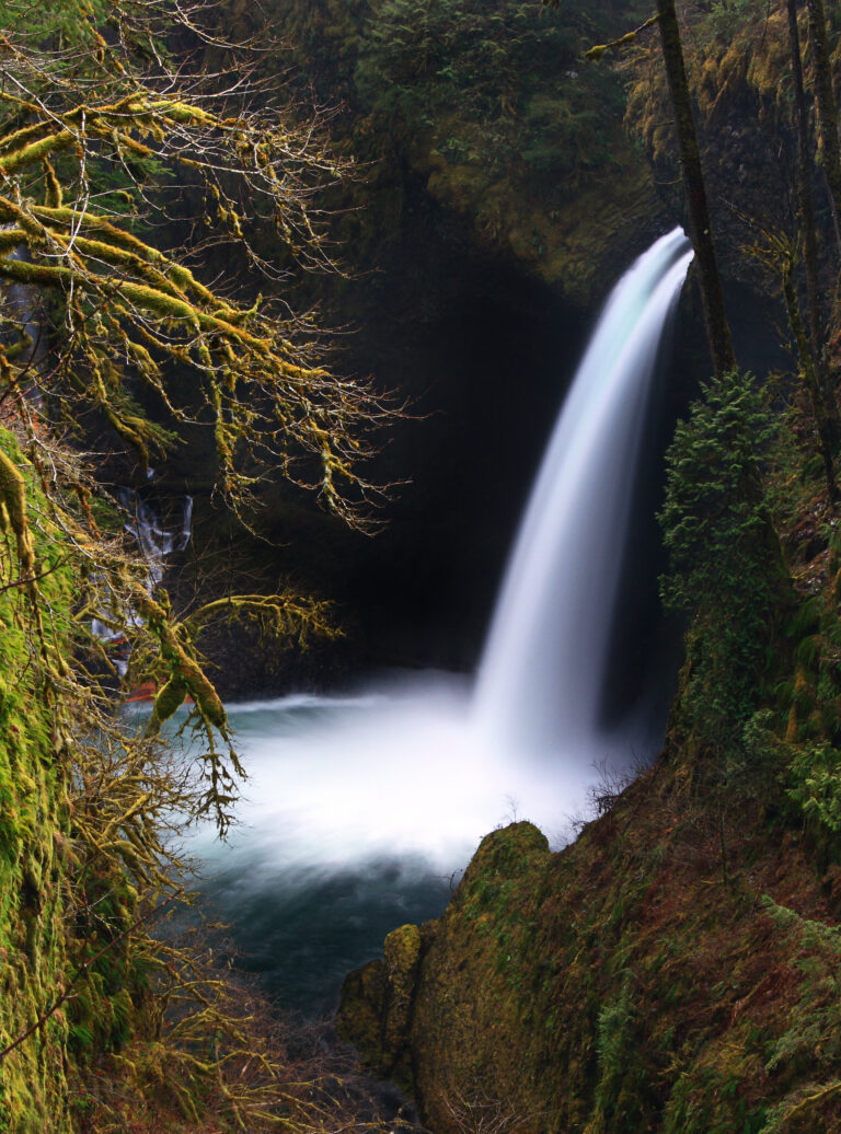 Metlako Falls, a punchbowl waterfall