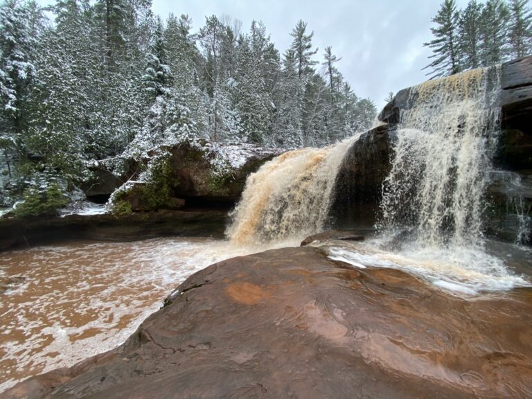 O Kun de Kun Falls Close O Kun de Kun Falls Close