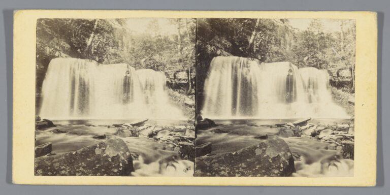 Waterval in de Kaaterskill vallei in het Catskillgebergte Bastion Fall in the Kauterskill Gorge (titel op object) The Glens of the Catskills (serietit Waterval in de Kaaterskill vallei in het Catskillgebergte Bastion Fall in the Kauterskill Gorge (titel op object) The Glens of the Catskills (serietit