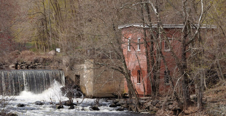 File:Yantic Falls - power building.jpg